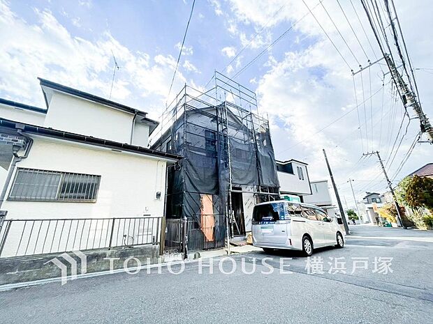 【Appearance】堂々たる趣ながら、主張し過ぎずどこか余裕を感じさせるシャープなフォルムで佇む邸宅は、晴天の空と照らし合わせる事で、本来あるべき完成形の姿を見せてくれます。(2026年1月撮影)