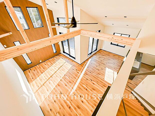 【Living room】ここにはみんなが集い、食事と楽しい会話が始まる。話に夢中になりすぎて、ついつい時を忘れてしまう。そんな束の間の幸せを感じさせてくれる場所。