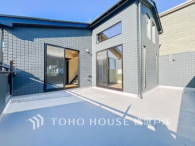 【Balcony】広いバルコニーは、暮らしの中での光と風を演出してくれています。見事なまでの開放的な空間をお楽しみください。