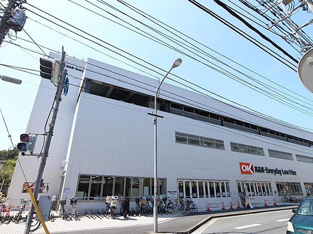 駐車場157台完備。関東圏を中心に低価格でコスパの良い商品を取り扱うと話題のお店。週末にまとめ買いもいいですね。