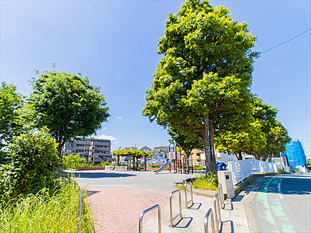 最戸二丁目公園(300m)最戸二丁目公園は、地域の人々に親しまれている落ち着いた雰囲気の公園です。遊具やベンチが整備されており、子どもから高齢者まで安心して過ごせる憩いの場となっています。