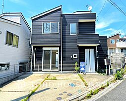 街並みに調和する、落ち着きと品を感じる住まい
