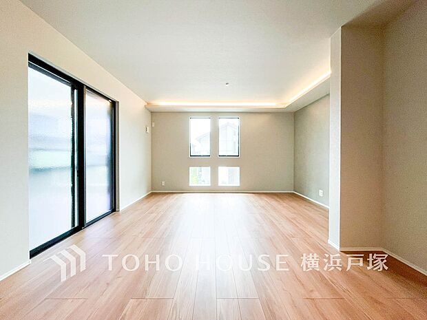 【Living room】明るく開放的な空間が広がるLDK。室内には豊かな陽光が注ぎ込み、爽やかな住空間を演出。(写真5号棟)