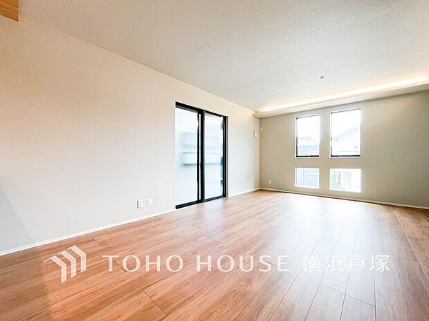 【Living room】家族が集い、笑顔があふれる空間。明るく広々としたリビングで、日常に贅沢なひとときを。(写真5号棟)