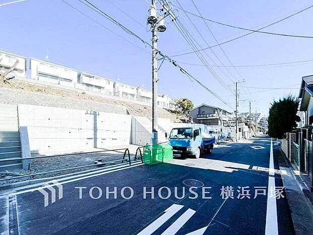 【Frontal road】周辺に建ち並ぶ邸宅も、それぞれに個性がありながらも全体的に瀟洒な雰囲気を醸し出している邸宅街の一角。