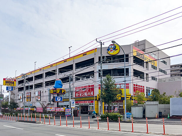 MEGAドン・キホーテ 狩場インター店(800m)MEGAドン・キホーテ狩場インター店は、品揃えが非常に豊富で、食料品から日用品まで一度に買い物ができる大型店舗です。