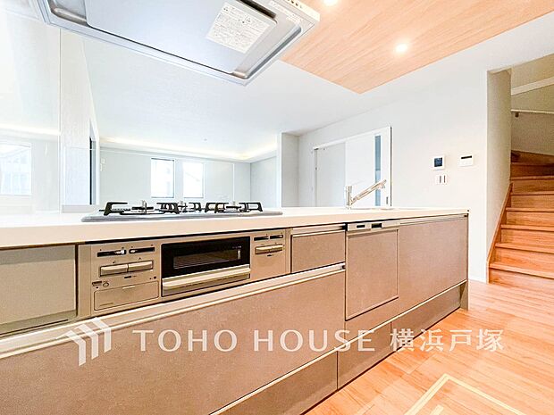 【Kitchen】ご家族みんなで調理ができる位のスペースを実現したキッチン空間となっております。(写真5号棟)
