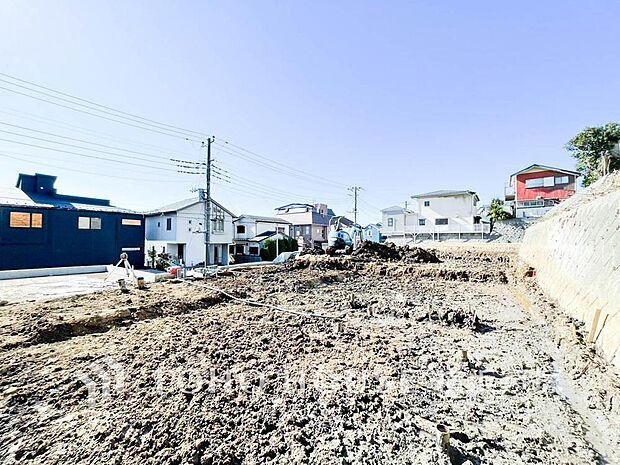 爽やかな青空の下に贅沢なほどに降り注ぐ陽光とクオリティが調和した住空間。