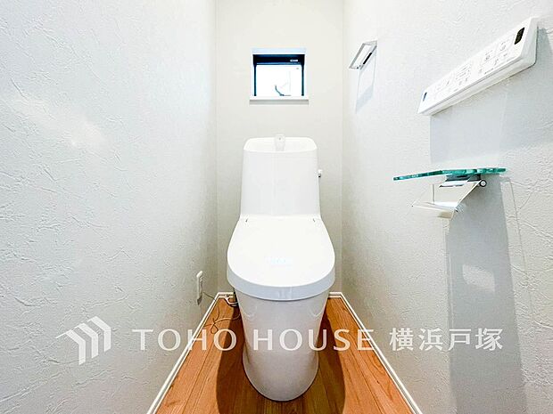 【Toilet】清潔感のあるトイレ空間。毎日快適に使えるよう配慮された仕様で、落ち着いて利用できる空間です。(写真5号棟)