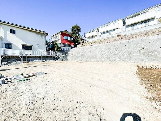 住む人を映し出す佇まいは、輝き続けながら街の風景に溶け込んでいきます。