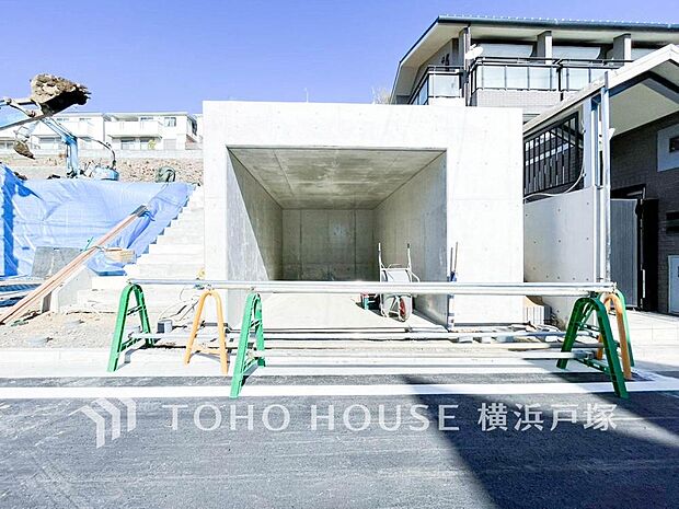 堂々たる趣ながら余裕を感じさせるシャープなフォルムで佇む邸宅。