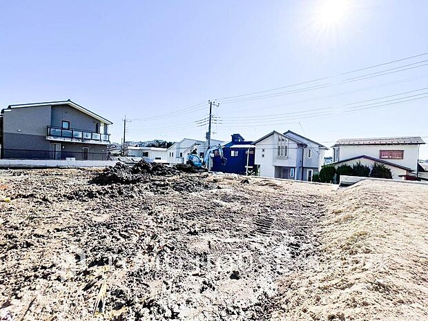 季節感を演出する多彩な樹木と豊かな彩りが重なり、四季折々の変化を楽しめる心地よい場所となりそうなロケーションです。時間の経過と共に味わいが出る素敵な時間を楽しんでください。