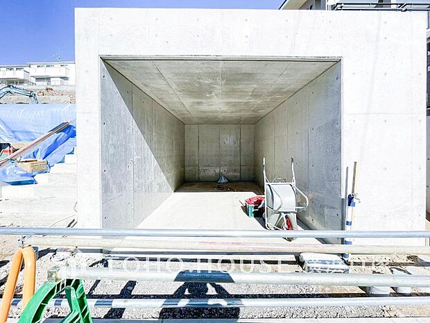 表現される空間は豊かな光と風を纏い、暮らしの時間を豊かにしてくれます。デザインされた空間と競い合うかのような充実した建物設備も家族の時間を彩ってくれることでしょう。