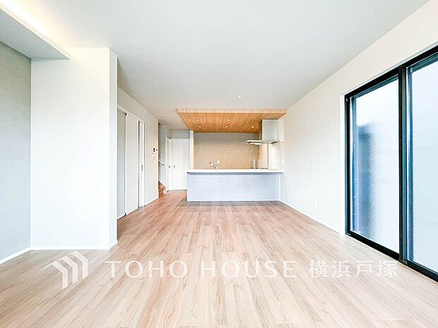 【Living room】作り手の「気持ちの良いリビングでお過ごししていただきたい」という思いを感じさせます。(写真5号棟)