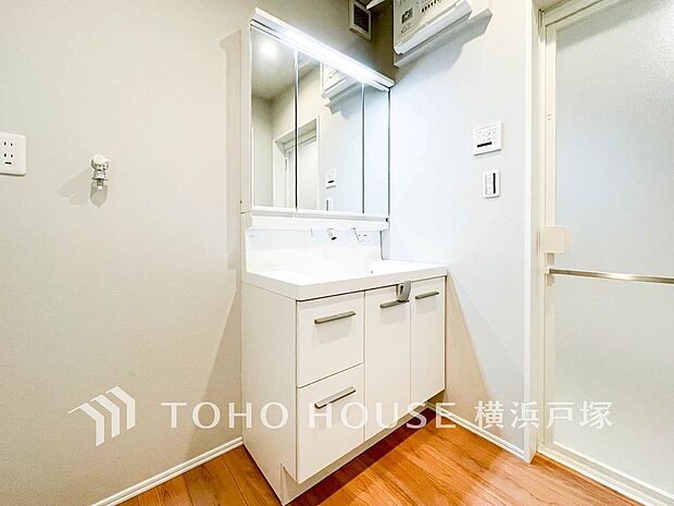 【Powder room】身だしなみチェックや歯磨きなど、朝の慌ただしい時間でも余裕とゆとりを感じて頂けます。(写真5号棟)