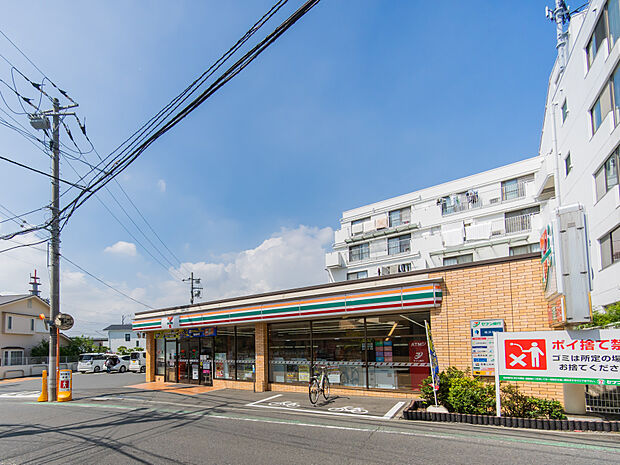 セブン-イレブン 横浜保土ヶ谷公園前店(500m)公園利用の前後にも立ち寄りやすい便利な立地です。店内は整理整頓されており、飲食物や日用品が充実していて、幅広い用途に対応できる店舗です。