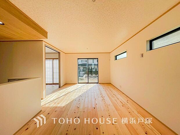 【Living room】光と風が溢れる開放的なリビングダイニングには自然と家族みんなが集まってきます。明るく穏やかな空気の中で飲んだり、食べたり、笑ったり。