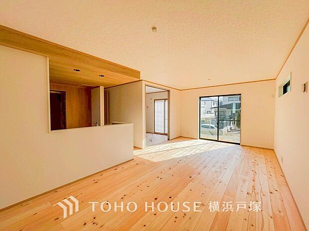 【Living room】家族と過ごすひと時を溢れる光が優しく包み込むリビングダイニング。家族とともに、心穏やかに過ごすひととき。家族との時間、自分の時間を大切にできる空間がここにあります。