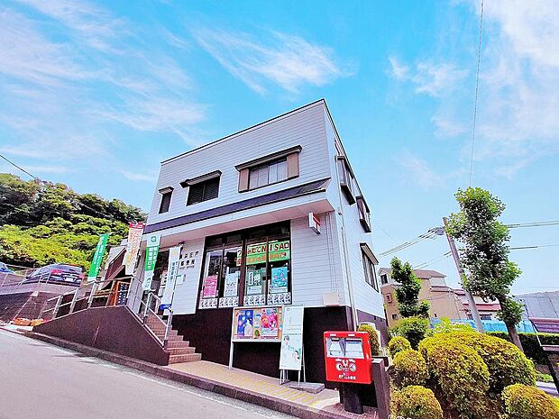 窓口業務として、郵便・貯金・保険の各種サービスを行っており、地域に密着した運営を行っています。