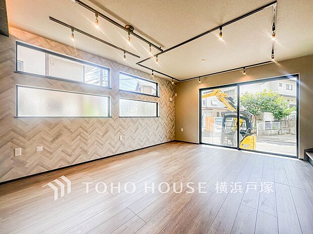 【Living room】ここにはみんなが集い、食事と楽しい会話が始まる。話に夢中になりすぎて、ついつい時を忘れてしまう。そんな束の間の幸せを感じさせてくれる場所。