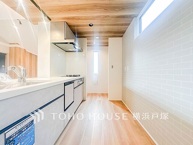 【Kitchen】ご家族みんなで調理ができる位のスペースを実現したキッチン空間となっております。みんなで作った料理を召し上がりながらの会話は、どのような物になるのでしょうか。