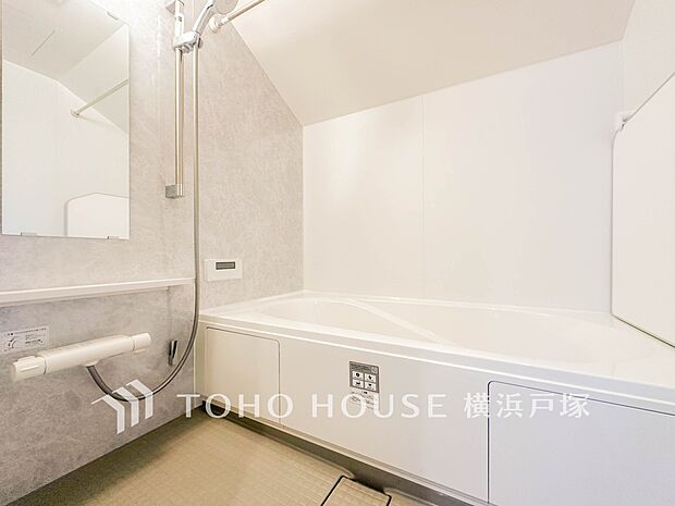【Bathroom】1日の疲れを取り心身を癒すことができる住まいの中のリラクゼーション空間、リラックスできるよう優しいカラーをチョイスしました。時を忘れるほどのんびりできる空間に。