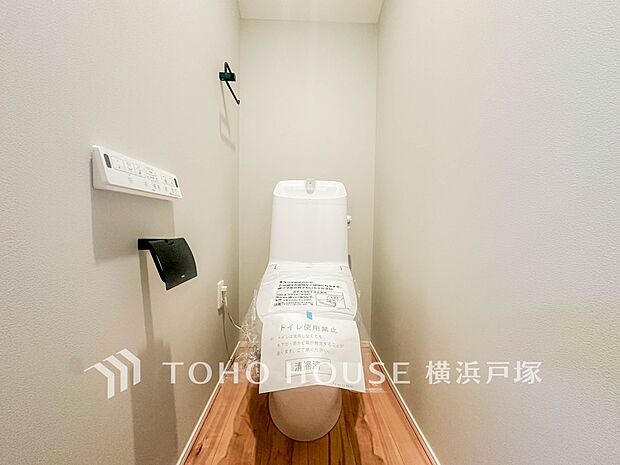 【Toilet】いつまでも清潔な空間であって頂けますように、目に留まるだけではなく、汚れをふき取り易いフロアと壁紙をチョイス致しました。洗浄便座になっておりますので、とても清潔にご使用いただけます。