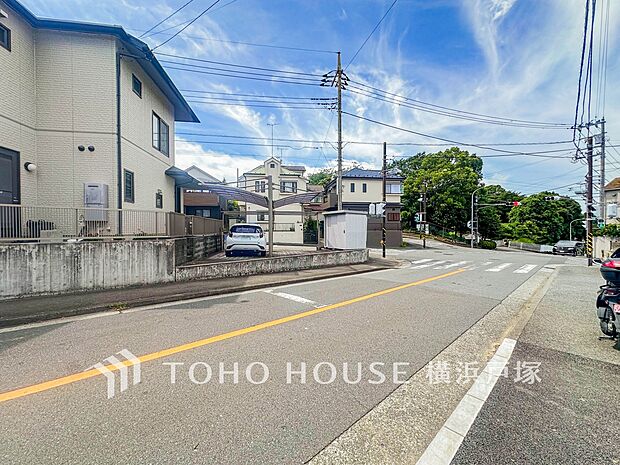 【Frontal road】忙しく過ぎゆく日常を置き去るほど、ゆったりした時間が流れる住環境。『快適』は「家」と「街」と「環境」が調和した時に訪れるだと改めて感じさせてくれます。