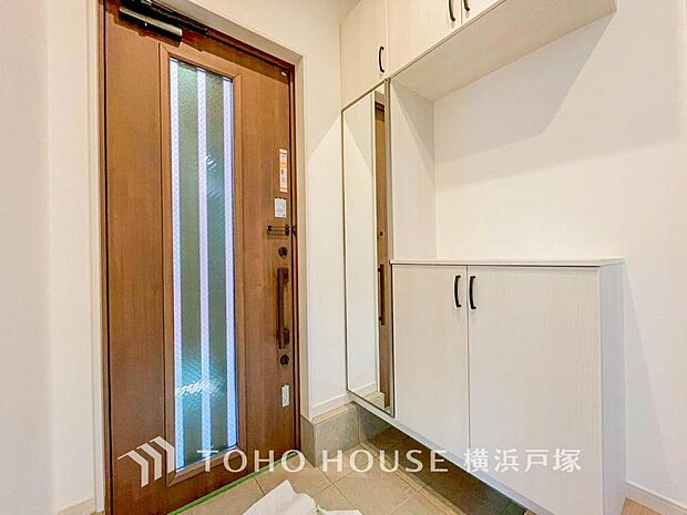 【Entrance】清潔感溢れる玄関がお出迎えする本邸宅の物語は、ここから始まる日常を期待させます。この場所には「希望」と「優越」で包み込んでくれる「特別」な空間があります。