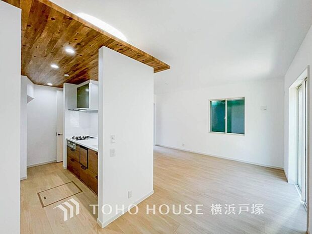 【Living room】明るく開放的な空間が広がるLDK。室内には豊かな陽光が注ぎ込み、爽やかな住空間を演出。