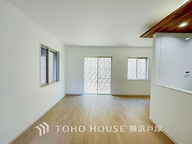 【Living room】家族みんなが爽やかに健やかに過ごせるように、溢れる光をたっぷり取り込んだリビングダイニング。集いの場、憩いの場としての快適性を求めたやすらぎの空間です。