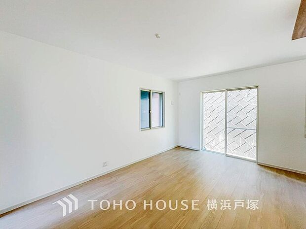 【Living room】ここにはみんなが集い、食事と楽しい会話が始まる。話に夢中になりすぎて、ついつい時を忘れてしまう。そんな束の間の幸せを感じさせてくれる場所。