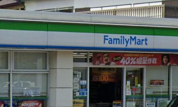 海辺のドライブを彩る都会的なリフレッシュ・ハブ。淹れたての香りが移動の合間に心地よい句読点を打ち、24時間変わらぬサービスで西海岸を楽しむリズムを加速させます。