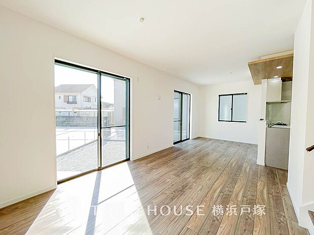 【Living room】一日の中で多くの時間を過ごすことになる住まいだからこそ、いつも穏やかな空間であるように心掛けています。構成する建材などへの配慮が、住まう方の健康を守ります。(2号棟)