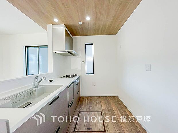 【Kitchen】ご家族みんなで調理ができる位のスペースを実現したキッチン空間となっております。みんなで作った料理を召し上がりながらの会話は、どのような物になるのでしょうか。(2号棟)