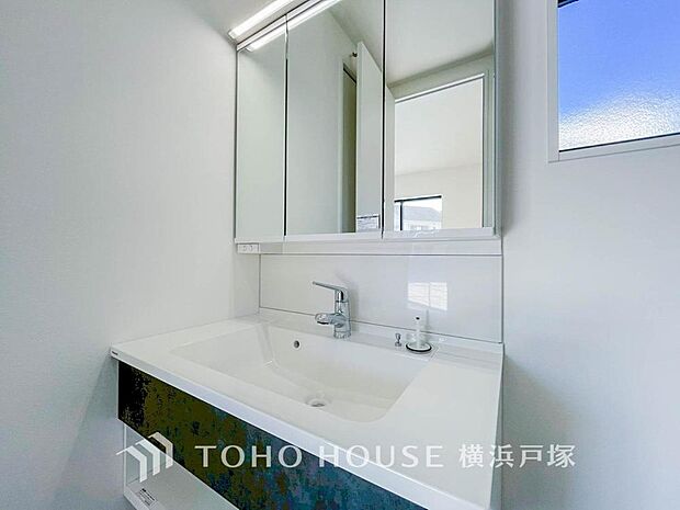 【Powder room】収納もあり、スッキリと見映えの良い空間に拵えました。時間に余裕とゆとりを持たせます。(2号棟)