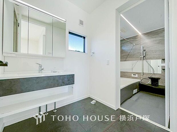 【Powder room】脱衣スペースを含む空間はゆとりの広さを設け、また洗面化粧台にも収納スペースを設ける事により、散らかりやすい洗面スペースをスッキリ保てます。(2号棟)