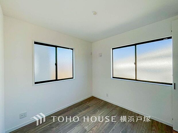 【Room】快適に過ごす条件は、一人ひとり違います。飾リ過ぎないシンプルな内装と偏り過ぎないデザインで統一しております。居住していく中でオーナー様だけの「マイホーム」に創り上げて下さい。(2号棟)