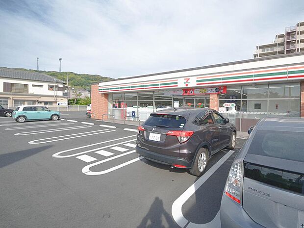 飲食料品や生活雑貨を取り揃え、周辺住民や通勤・通学者に便利なサービスを提供しています。ATMや宅配便受付などもあり、地域の暮らしをサポートしています。