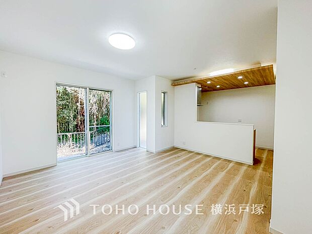 【Living room】広々としたリビングダイニングは、シックでモダンな内装。落ち着いた雰囲気に包まれて、伸びやかな空間の中で、ゆったりと家族団らんのひとときを過ごせます。