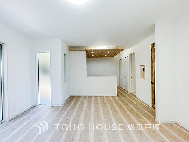 【Living room】家族みんなが爽やかに健やかに過ごせるように、溢れる光をたっぷり取り込んだリビングダイニング。集いの場、憩いの場としての快適性を求めたやすらぎの空間です。