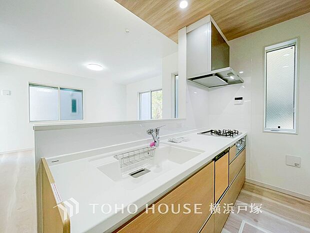 【Kitchen】使い勝手の良い設備のキッチンで効率よくお料理もできます。食する料理に家族が舌鼓を打ち自然と笑いが絶えない空気感がそこに広がります。自慢の腕をふるってください。