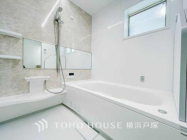 【Bathroom】1日の疲れを癒すバスルームは、心地よいリラックスを叶える清潔感溢れる美しい空間です。心からゆったりと寛いでいただけるよう、ゆとりのスペースを確保してます。