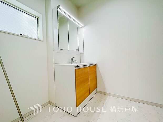 【Powder room】脱衣スペースを含む空間はゆとりの広さを設け、また洗面化粧台にも収納スペースを設ける事により、散らかりやすい洗面スペースをスッキリ保てます。