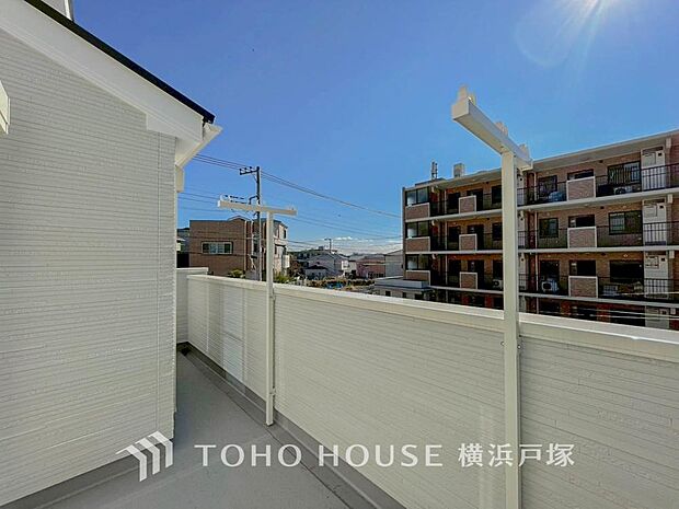 【Balcony】気持ちのいい空が見渡せる広いバルコニー。爽やかな風を感じて、心躍る素敵な暮らしがはじまります。(写真2号棟)