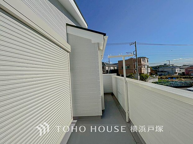 【View】この開放感ある眺望と共に閑静な住宅街の季節感を演出する四季折々の変化を楽しめる心地よい場所となることでしょう。(写真2号棟)