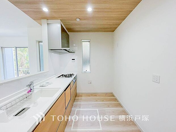 【Kitchen】ご家族みんなで調理ができる位のスペースを実現したキッチン空間となっております。みんなで作った料理を召し上がりながらの会話は、どのような物になるのでしょうか。