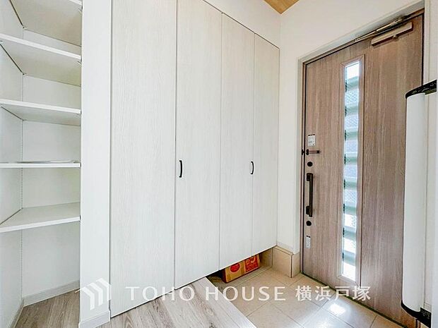 【Entrance】居住者の帰り、訪れる方を優しく迎え、やすらぎに満ちた生活空間を予感させる。健やかな暮らしを楽しめそう。