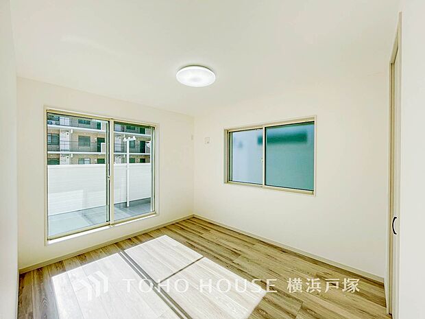 【Room】大きな窓からたっぷりと陽光が注がれる明るい空間。家族の成長に対応できる永住仕様の間取り。時を忘れて過ごす場所として過ごせるお部屋。