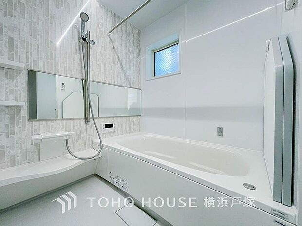 【Bathroom】1日の疲れを癒すバスルームは、心地よいリラックスを叶える清潔感溢れる美しい空間です。心からゆったりと寛いでいただけるよう、ゆとりのスペースを確保してます。